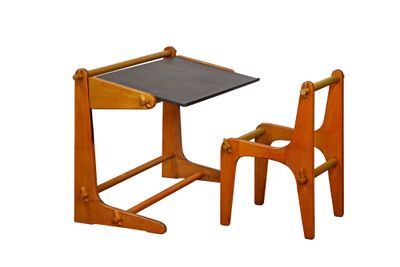 un petit bureau et une chaise en bois avec un plateau noir