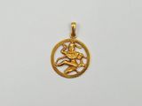 un pendentif plaqué or représentant une femme à l'intérieur d'un cercle