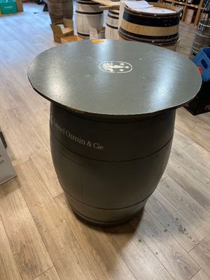 une photo d'une table fabriquée à partir d'un tonneau de vin