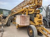 une grue installée à l'arrière d'un camion