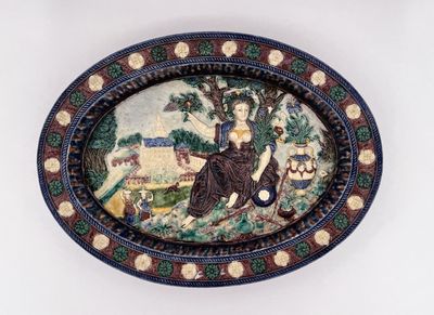 une photo d'une assiette décorative représentant une femme et un chien