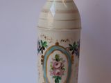 un vase blanc orné d'un motif floral