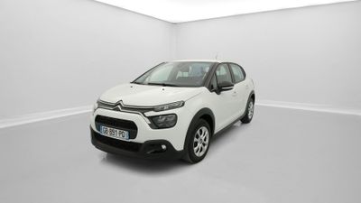 une voiture blanche de marque Citrole dans une pièce blanche