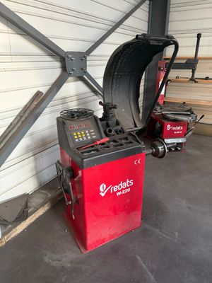 un gros plan sur une machine à démonter les pneus dans un garage