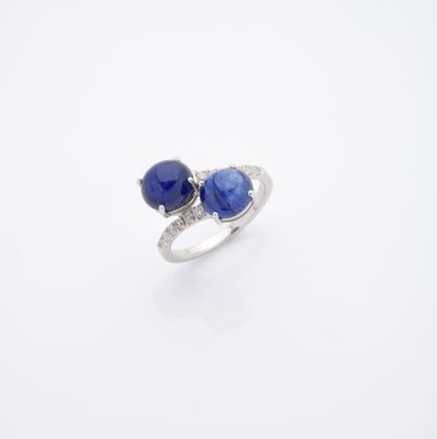 une paire de bagues en saphir et diamant sur fond blanc
