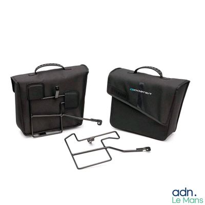 deux bagages posés l'un à côté de l'autre sur une surface blanche