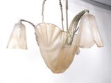un lustre composé de fleurs en verre suspendu au plafond