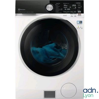 vue de face d'une machine à laver contenant un linge bleu