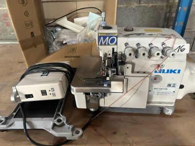 une machine à coudre posée sur une table