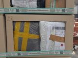 plusieurs cartons empilés les uns sur les autres dans un magasin