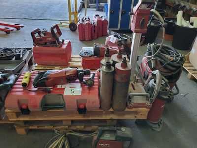 a lot of tools that are sitting on a pallet