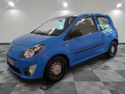 la photo d'une petite voiture bleue sur un sol en damier