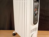 une photo d'un radiateur électrique blanc posé sur une table en bois