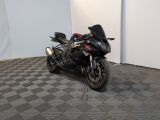 une moto garée sur un sol en damier
