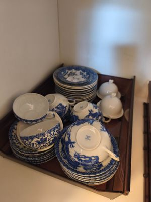 beaucoup d'assiettes et de bols bleus et blancs sur une étagère