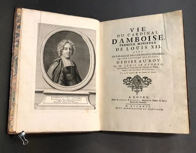 un livre ouvert sur lequel figure l'image d'un homme vêtu d'une robe noire
