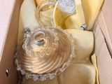 une boîte en carton contenant tout un tas de nourriture