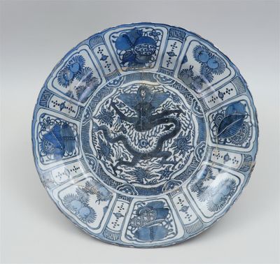 assiette bleue et blanche ornée d'un dragon au centre