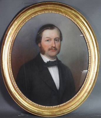 portrait d'un homme en costume et nœud papillon dans un cadre doré