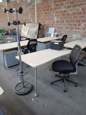 plusieurs bureaux et chaises dans une pièce aux murs en briques
