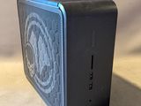 un gros plan d'une petite enceinte noire posée sur une table