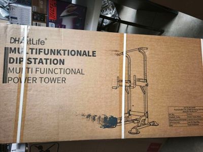une boîte en carton sur laquelle est dessiné un pylône électrique