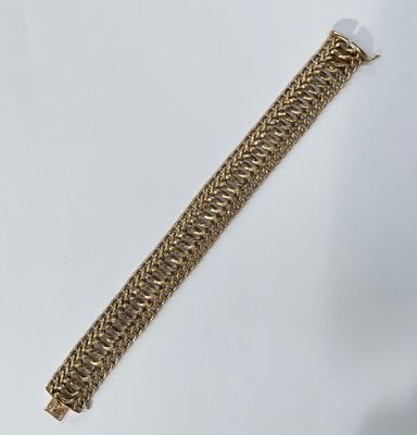 un bracelet en chaîne en or sur fond blanc