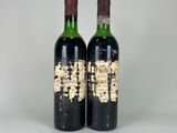 deux bouteilles de vin posées l'une à côté de l'autre sur une table
