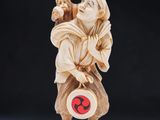 une figurine en ivoire représentant un homme avec un tambour et un chapeau