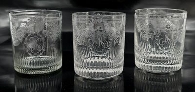 trois verres posés sur une table, sur fond noir