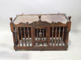 une cage en bois avec un couvercle en bois sur fond blanc