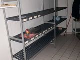 une pièce avec des étagères et une échelle à l'intérieur