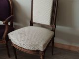 two chairs that are next to each other on the floor