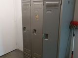 deux casiers dans une pièce, avec un balai à côté