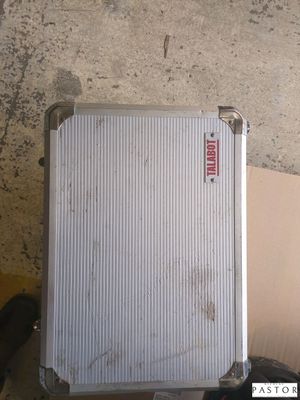 un bagage posé sur une boîte en carton