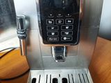 une machine à café posée sur une table