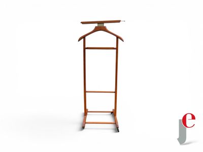 un porte-manteau en bois muni d'un cintre