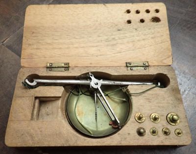 une boîte en bois sur laquelle est posé un compas