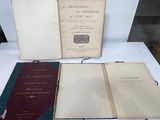trois livres posés sur une table, l'un à côté de l'autre, sur le dessus d'une table