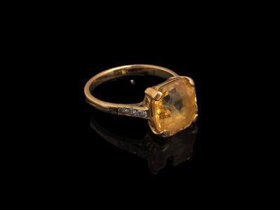 une bague en or sertie d'une citrine sur fond noir