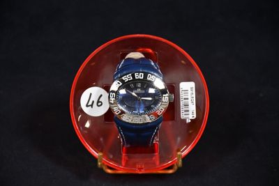 une montre placée dans une vitrine, posée sur un fond noir