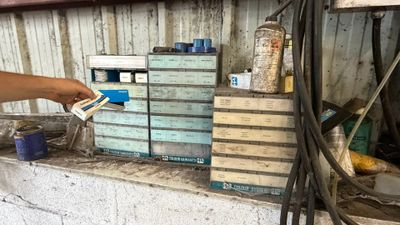 un homme qui tient un pinceau à la main