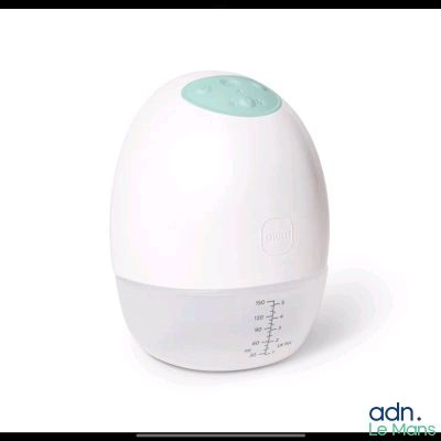 un humidor blanc et bleu en forme d'œuf posé sur une surface blanche