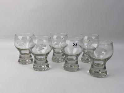 six verres de tailles différentes sont alignés sur une surface blanche