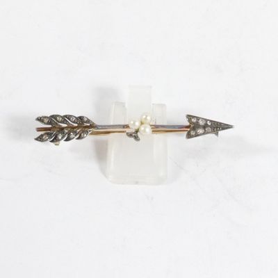 une image représentant une broche en forme de flèche, en perle et en argent