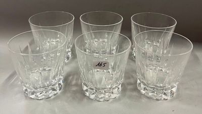 quatre verres transparents posés les uns à côté des autres sur une table