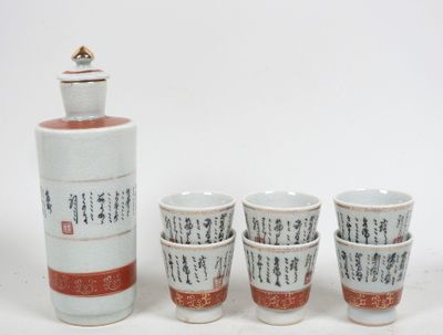 quatre tasses et une carafe sur la table