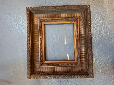 une photo représentant un cadre accroché au mur