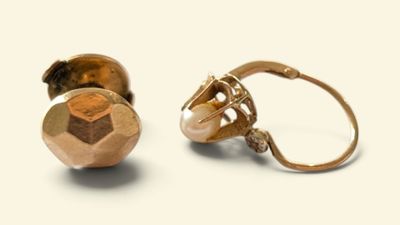 paire de boucles d'oreilles en or ornées de perles et de diamants sur fond blanc