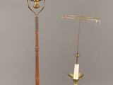 deux lampes placées l'une à côté de l'autre sur un fond gris